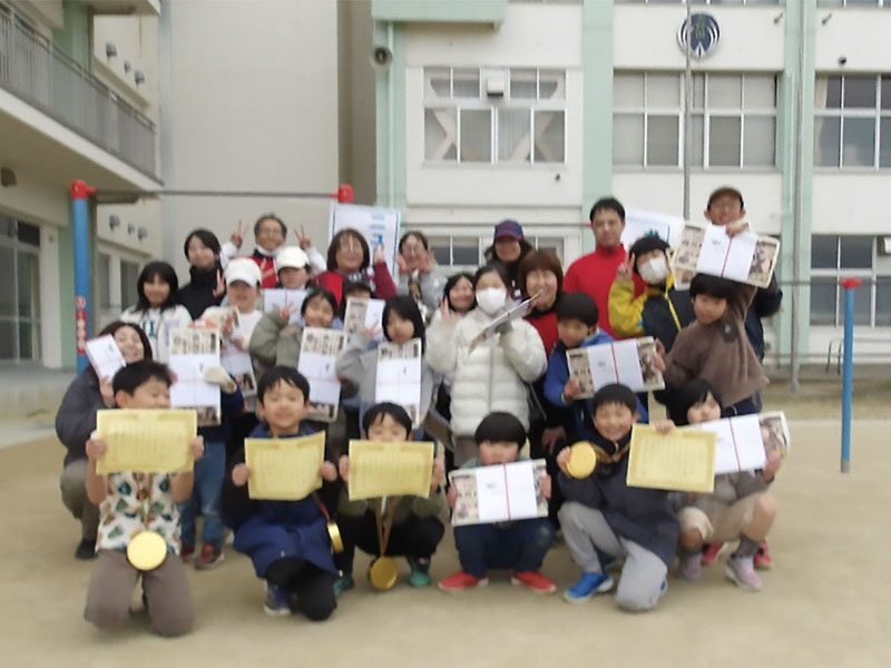 宮城県　仙台けやきの杜　ニュースポーツ交流会　大野田児童館　綱引きで大人に勝って大喜び